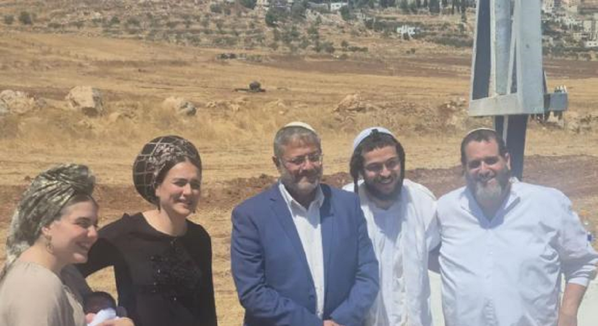 بن غفير يقتحم المغير والمستوطنون يصعدون اعتداءاتهم بالضفة